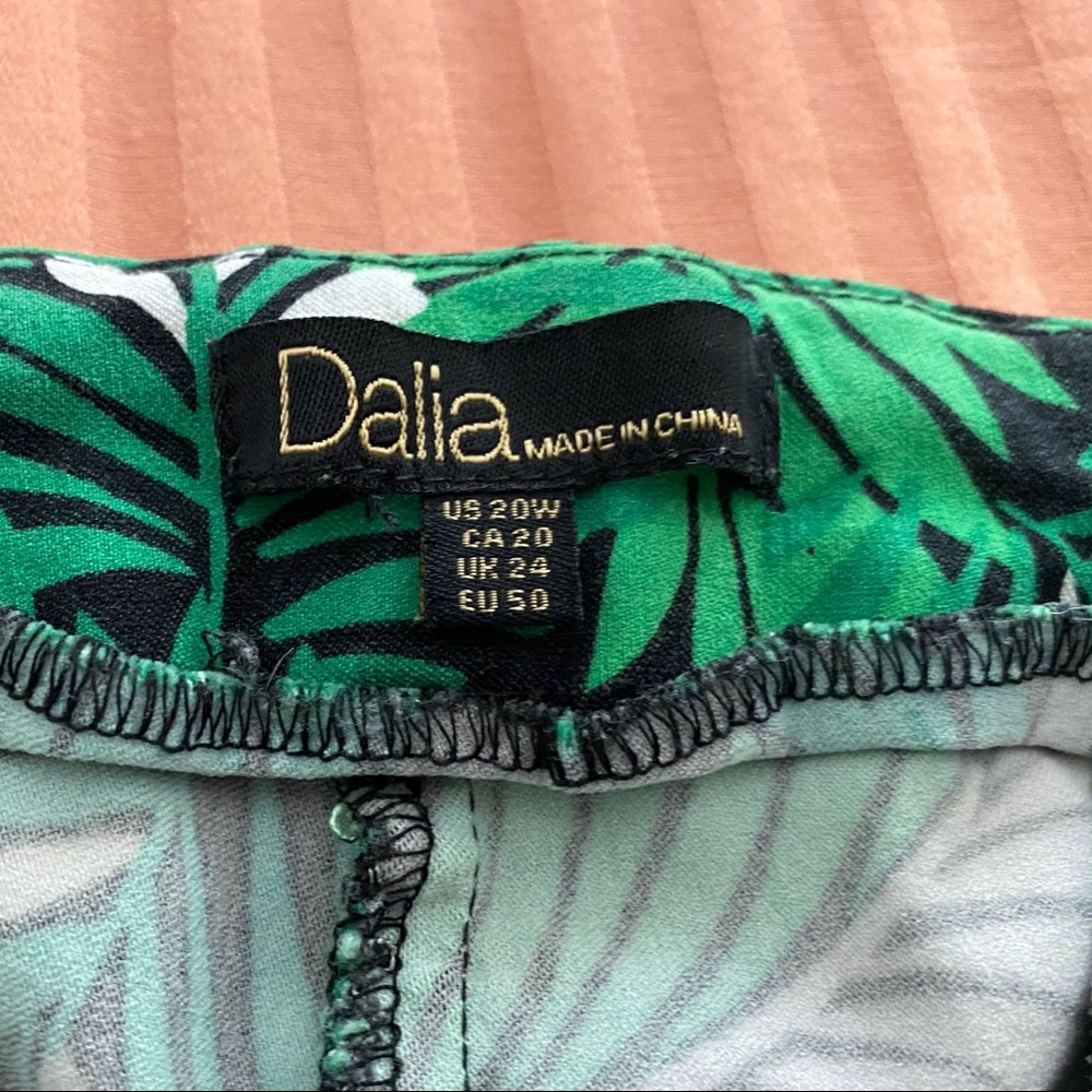 Tropical Shorts - Stretchy! (Dalia) - Picture 8 of 12
